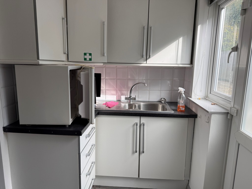 Lot: 11 - DETACHED PROPERTY ARRANGED AS OFFICES AND GARAGES WITH POTENTIAL - Kitchen 2